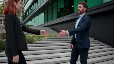 İki Kafkas iş ortağı kadın şehirde tokalaşıyor iş adamları ofis inşaatları girişimciler yetişkin işadamları iş kadını el sıkışan yatırımcılar kentsel yatırımcılar hakkında konuşuyor