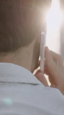 Kafkasyalı iş adamının, şehir merkezinde anlaşmalı cep telefonu konuşması tanınmayan erkek işadamı, işçi müdürü, akıllı telefon konuşmaları, işe başlama projesi hakkında konuşuyor.