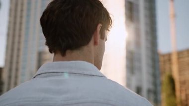 Kafkasyalı iş adamı şehir merkezindeki şehir manzarasında duran şehir planlamacılarını araştırıyor şehir geliştirme yatırımcısı emlakçı emlakçı tüccar uzman erkek adam.