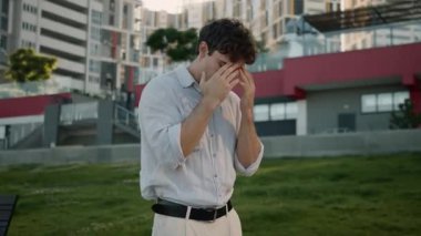 Olumsuz duygusal Kafkasyalı iş adamı sinirli profesyonel erkek acı çeken iş adamı hoşnutsuz yönetici iflastan muzdarip.