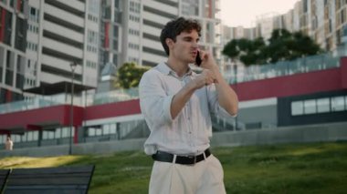 Saldırgan Kafkasyalı iş adamı şehir merkezindeki iş adamlarıyla cep telefonunu tartışıyor. Görüşme anlaşmazlığı tartışılıyor.