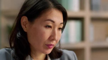 Asyalı kadın portresi. Etnik yetişkin Çinli kız. Koreli iş kadını. CEO şirket sahibi.