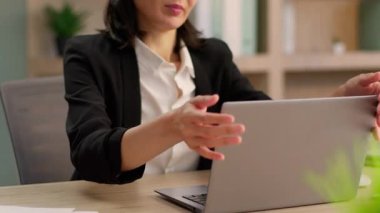 Tatmin olmuş Asyalı orta yaşlı iş kadını. Bilgisayarı kapat. İşini tamamla.