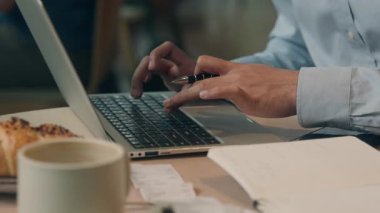 Arap iş adamı cep telefonuna cevap veriyor Kafe Hintli iş adamı erkek girişimci bilgisayar bilgisayarında çalışıyor siber alanda çalışıyor akıllı telefondan konuşuyor iş haberlerini kafede tartışıyor