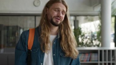 Kafkas adam umutsuzca cep telefonuna bakıyor. Akıllı telefon öğrenci mesajını okuduktan sonra mutsuz oluyor. Erkek, para kaybetti.