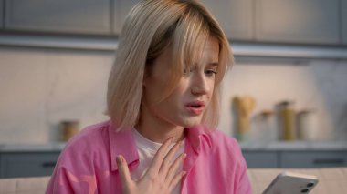 Öfkeli, kızgın, beyaz bir kadın cep telefonuyla konuşan öfkeli bir kadın sinirli, agresif kız kavgası, yanlış anlaşılma, akıllı telefon, kapalı mekanda hayal kırıklığına uğramış.