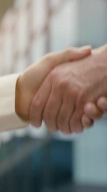 Şehirdeki iş anlaşması el sıkışmasını kapat. Çok ırklı erkek kadın açık hava iş kadını iş kadını ortaklığı işbirliği takım çalışması kurumsal çeşitlilik jesti.