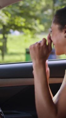 Mutlu Afro-Amerikalı iş kadını, şehirde el çırpıyor gülümseyen kadın sürücü, tezahürat yapıyor, kazanıyor ve yeni lüks araba kiracısı kızın keyfini çıkarıyor.