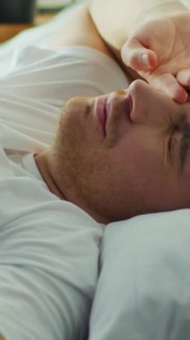 Kafkasyalı genç bir adam evde yatıp dinleniyor. Rahatlatıcı bir erkek erkeğe dönüşüyor. Hafta sonu tatil otelinde dinleniyor.