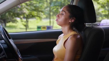 Stresli Afrikalı Amerikalı iş kadını sürücü direksiyona yaslanıyor araba içinde yorgun kadın trafik kazası şehir iş kadını kız otomobil taşıma aracı kötü gün