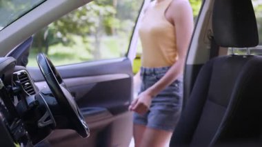 Kızgın Afro-Amerikalı kadın şoför içeride kırık bir araba kazasında sinirli bayan kız direksiyona çarpıyor trafik aracı arızası servis beklemede