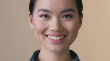 Kapalı alanda gülümseyen Asyalı Koreli iş kadını. Japon bayan. Kamera dişli gülümsemeye bakıyor.