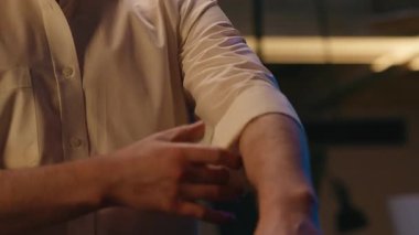 Yakalı, şık bir iş adamı. Kollarını sıvayıp, yakalarını düzeltiyor. Resmi gömlekleri gece giyip, tanınmayan tanınmayan iş adamını rahatlatıyor.