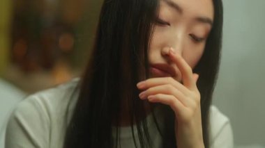 Asyalı kadın evde üzgün uykusuzluk sorunu yaşıyor. Koreli kız endişeleniyor. Stresli, hasta, baş ağrısı.