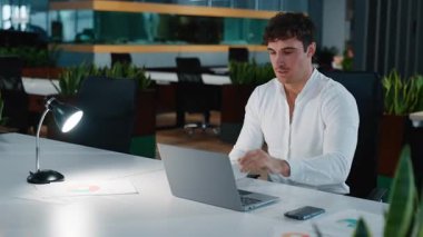 Kafkasyalı iş adamı işini başarıyla tamamladı. Bilgisayarı kapattı. Işıkları kapattı, işi bitti.