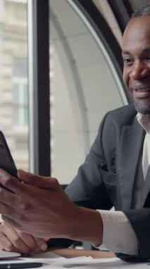 Afro-Amerikan cep telefonu işadamı ile mutlu iş galibiyetleri online başarı zafer orta yaşlı yönetici akıllı telefon uygulaması ile heyecanlı erkek zafer bahsi