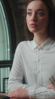 Ciddi düşünceli, kendine güvenen beyaz iş kadını kadın ofis şirketinde masada oturuyor düşünceli iş kadını, düşünceli iş kadını, yeni işe başlayan yönetici, başka yöne bakıyor.