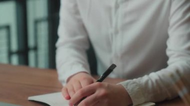 Düşünceli, düşünceli, kafası karışık iş kadını kadın yazar. Düşünen, beyaz, iş kadını, iş kadını, öğrenci, girişimci kadın. Ofiste zor iş fikirleri üzerinde çalışıyor.