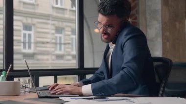 Arap işadamı çok çalıştı. Ofis görüşmelerinde cep telefonu görüşmeleri yaptı. Kağıt belgeler, bilgisayar istatistikleri...