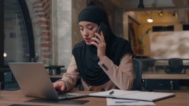 Başörtülü bir iş kadını olan Müslüman kadın, telefon işi istatistikleri ile ofisteki bilgisayar istatistikleri değerlendirmesini, çoklu görevdeki İslamcı kız yöneticiye danışmanlık yaparak bilgisayar kağıtlarındaki verileri kontrol etmeyi tartışıyor.