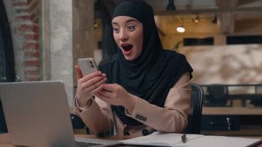 Müslüman iş kadını telefonda iş kadınıyla çevrimiçi zaferi kazandı. İnternetle heyecanlanan Arap İslamcı kız. Kumarhanenin zaferi ile sonuçlandı.