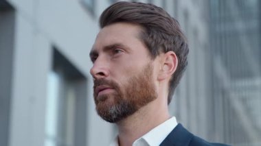 Yakın planda, beyaz, orta yaşlı bir işadamı, kameraya gülümseyen, düşünceli bir işadamına gülümseyen, gülümseyen, kaygısız, yetişkin profesyonel uzman portresi.