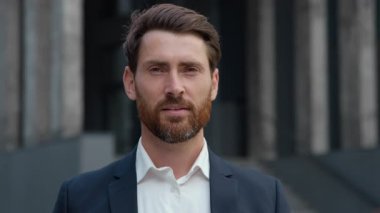 Portre gülen iş adamı Kafkasyalı olgun iş adamı. Kameraya bakıp gülümse. Erkek girişimci, eğlenceli şakalar yapıyor.