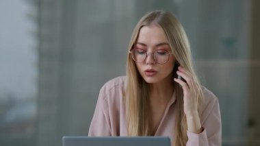 Ofiste cep telefonuyla konuşan kızgın Kafkas iş kadını stresli, sinirli, olumsuz iş kadını, bilgisayar başında çalışan kadın, tartışmalı, akıllı telefon rahatsız işvereni tartışır, tartışır, tartışır, tartışır, tartışır, tartışır, sorun tartışır.