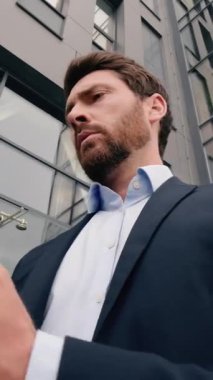 Kafkasyalı iş adamı cep telefonu bağlantısı sorununa sinirlenmiş şehir ofisi sinirli iş adamı bozuk akıllı telefon internetteki sorunlu cep telefonu sorununu kaybetmiş stres sorunu