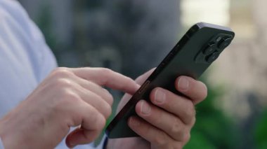 Bilinmeyen adamın ellerini kapalı tut. Şehir resmi tanınmayan iş adamında cep telefonu sohbet uygulaması kullanarak akıllı telefon tut. Çevrimiçi ekran hizmetleri kullanıcısı internet kullanıcısını açık havada görüntüle.