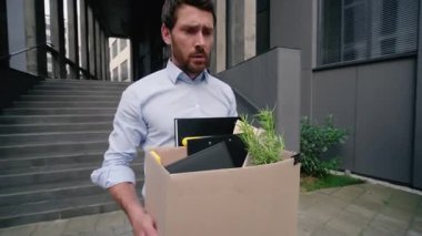 Stresli, Kafkasyalı orta yaşlı iş adamı işten çıkarıldı. İşten çıkarılma kutusu taşıyor. İşsiz erkek işadamı, iflasın eşiğinde.