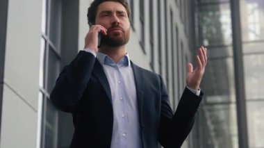 Şehir merkezindeki ofiste gülümseyen, gülümseyen, orta yaşlı, mutlu bir iş adamı. İş adamı, yönetici, danışman, girişimci, dışarıda iş görüşmesi yapıyor.