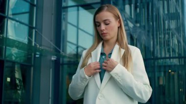 Kendine güvenen Kafkasyalı iş kadını ofis binasının yanında resmi takım elbise ayarlıyor başarılı bayan iş kadını, başkan CEO 'su, yönetici olarak ayrılıyor.