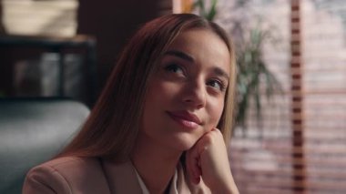 Hayalperest, beyaz iş kadını, neşeli kadın iş kadını hayali kuran mutlu bir gülümseme düşün. Ofisteki profesyonel bayan başarılı yönetici menajer olarak gülümse.