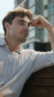 Üzgün, endişeli, Kafkasyalı iş adamı, şehir ajanının hayal kırıklığına uğramış iş adamını üzüyor. Baş ağrısı çeken, baş ağrısı çeken işvereni, şehir merkezindeki bankta rahatlarken depresyona giriyor.