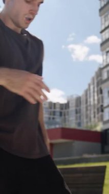 Yorgun, Kafkasyalı sporcu erkek sporcu. Koşu sonrası dinleniyor. Koşuyor, koşuyor, koşuyor.