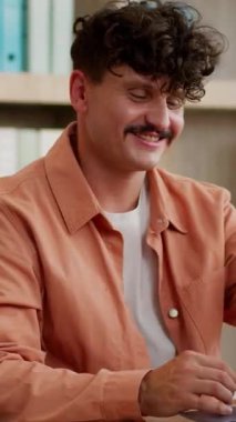 Kafkasyalı iş adamı çevrimiçi çalışmayı tamamladı. Bilgisayara yakın gülümseyen iş adamı kameraman, erkek girişimci işini bitirdi. Başarı işçisi işini bitirdi.