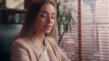 Portre tatmin olmuş beyaz iş kadını iyi bir jest gösteriyor. Ofiste iyi iş çıkarmanı öneriyor. Mutlu bayan iş kadını.