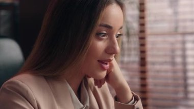 Mutlu bir portre, heyecanlı bir beyaz iş kadını kameraya bakıp gülümsüyor ve 