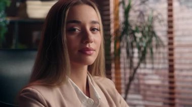 Vesikalık gülümseyen Kafkasyalı iş kadını kameraya bakıp başını çeviriyor. Kadın ajan, uzman lider genç iş kadını. Keyifli, memnun iş kadını.