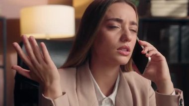 Stresli Kafkasyalı iş kadını cep telefonundan konuşuyor iş sorunları hakkında konuşuyor kötü haber işkadını konuşmaları akıllı telefon konuşması hoşa gitmeyen konuşma ofisteki kızgın kız