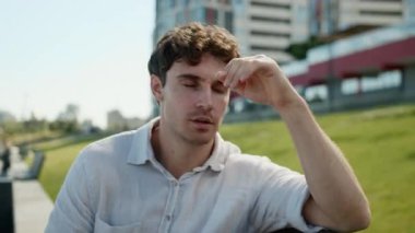 Bitkin düşmüş Kafkasyalı iş adamı baş ağrısı çekiyor. Kayıp iş adamı. Profesyonel işadamı. İşten kovulmuş.