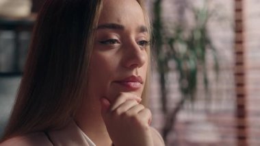 Kafkasyalı iş kadınını düşünmeyi bırak. Düşünceli bir karar ver. Düşünen bir iş kadını.