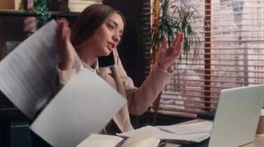 Sinirlenmiş Kafkasyalı iş kadını kağıtları fırlatıp atıyor ofis işyerindeki bilgisayarlara bakıyor sinirlenmiş iş kadını sinirlenmiş belge fırlatma hatası kötü sonuçlu kız stresli konuşuyor