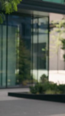 İki çok ırklı iş kadını el sıkışıyor. Asya kökenli Afrikalı Amerikalı kadınlar şehir dışında buluşuyorlar. Anlaşma sözleşmesi belgelerini tartışıyorlar.