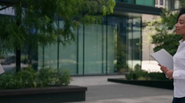 Afrikalı Amerikalı, Asyalı, Koreli iş kadınları el sıkışıyor. Şehir dışında selamlaşıyorlar. İş kadınlarıyla, iş arkadaşlarıyla, iş arkadaşlarıyla, ortaklarla, belgelerle, belgelerle, evrak işleriyle görüşüyorlar.