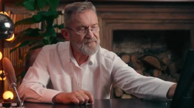 Kafkasyalı nostaljik yaşlı iş adamını kapat. Evde fotoğrafla konuşan bir çerçeveye bak. Eski anıları hatırla.