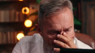 Kafkasyalı emekli yaşlı iş adamı çerçeveli fotoğrafa bakıyor. Çerçeveli fotoğraf çekiyor. Nostaljik yaşlı işadamı.