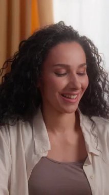 Sağlıklı, ince spor fitness. Sağlıklı yaşam. Sağlıklı beslenme. Beyaz kadın. Mutfağa elma atan İspanyol kadın.