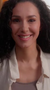 Mutlu gülümseyen portre İspanyol kadın, beyaz kadın mutfak mutfağı çay içiyor, aromalı, bitkisel içecekler, bardakta sağlıklı gülümsemeler sabah kahvaltısı ev kredisi kredisine bakıyorum.